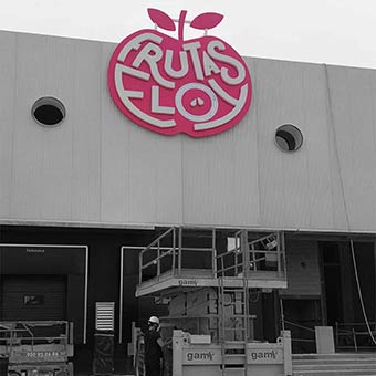 Rótulo luminoso grande para la fachada de Frutas Eloy